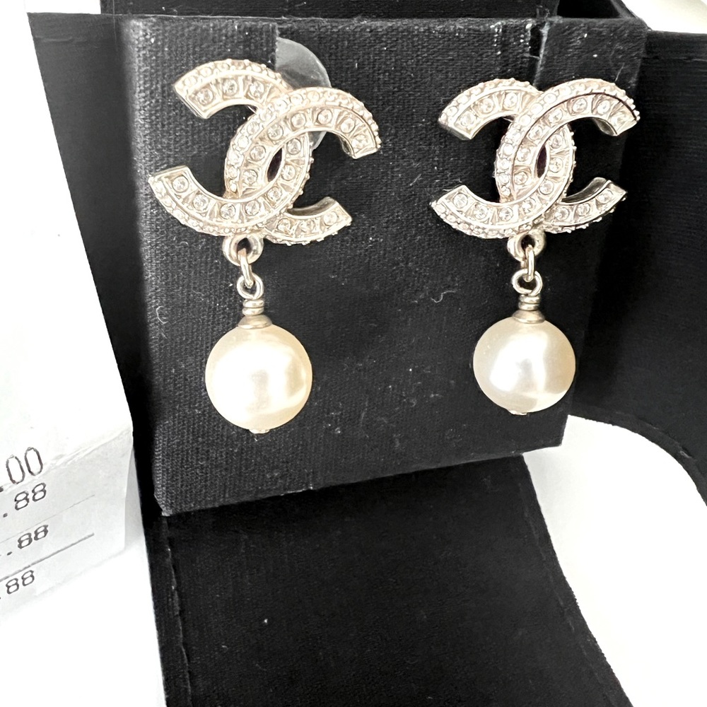 Chanel pearl drop earrings